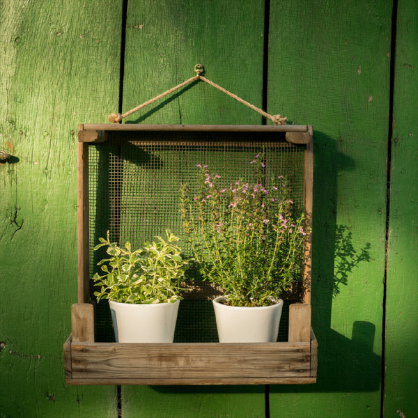 Estante de jardín vintage hecho con coladores de cebolla