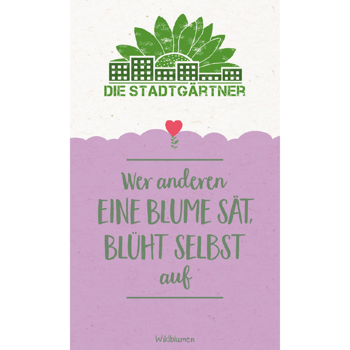 Cartel con la inscripción "DIE STADTGÄRTNER" (Los jardineros de la ciudad) sobre una ilustración de plantas y edificios, debajo un lema decorativo "El que siembra una flor para otros, él mismo florecerá" sobre un fondo morado.