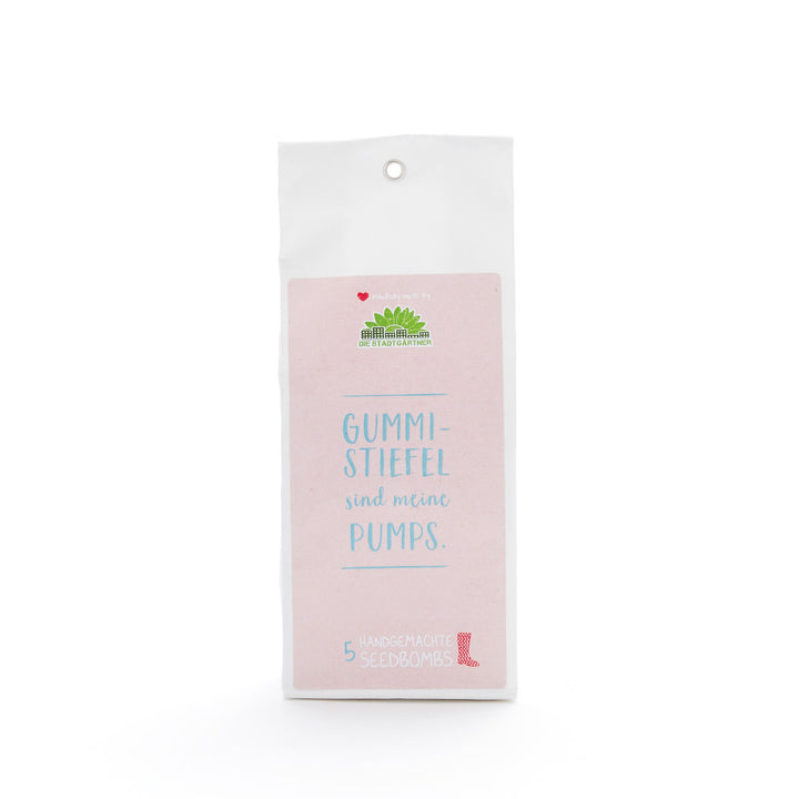 Embalaje de una "bomba de semillas" con la inscripción "Las botas de goma son mis zapatos" y el logotipo "Die Stadtgärtner" (Los jardineros de la ciudad).